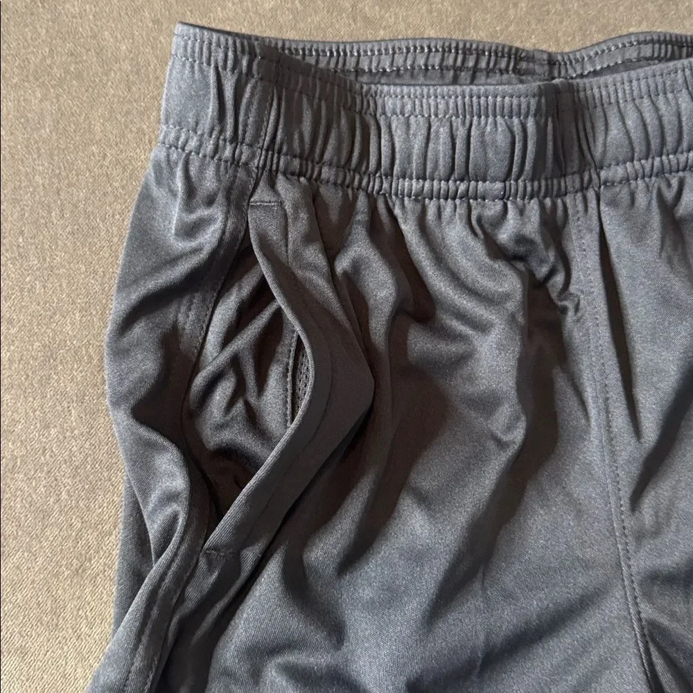 Under Armour Boys Sport Shorts Loose Fit Pockets Drawstring Waist Size M NWT